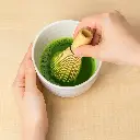 Une main tenant un c.webp